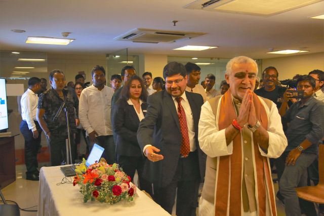 Dr Paramesh Banerji and Ms Sukanya Dutta welcome The Honourable Minister Shri Ashwini Kumar Choubey